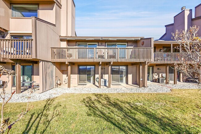 Foto del edificio - Backs to private lake with mountain views