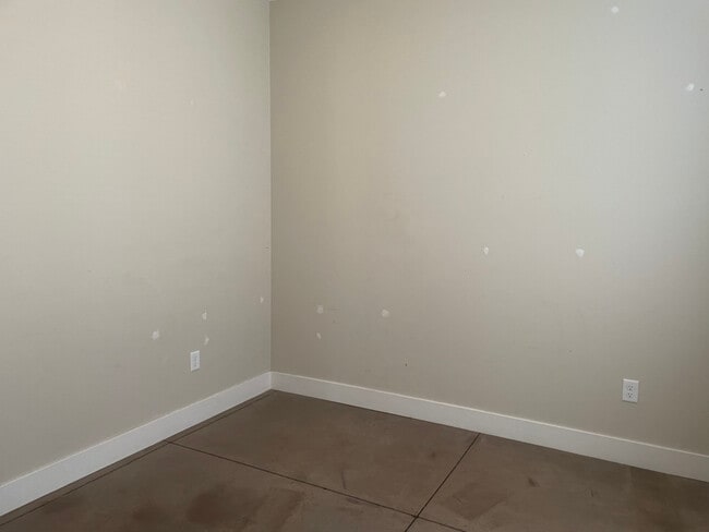 Building Photo - 4833 N Hillside Ct