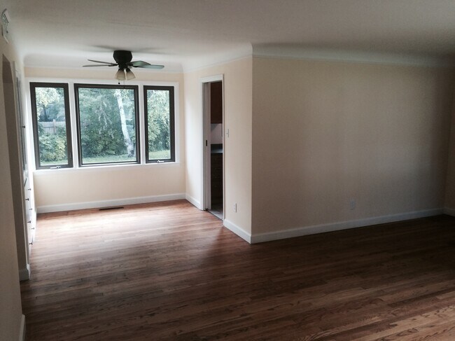 Comedor - Plano de planta abierta con luz natural - 2710 Galpin Ave