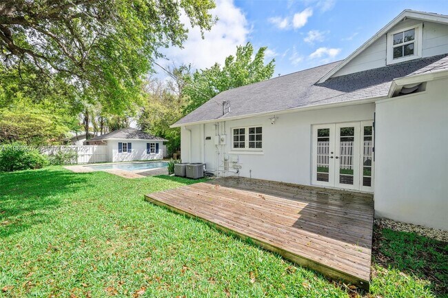 Building Photo - 285 NE 105th St