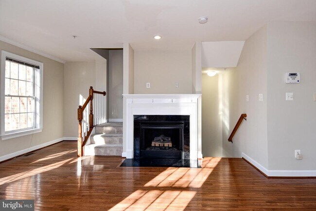 Building Photo - 2400 N Greenbrier Ct