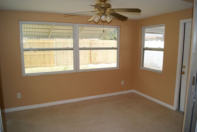 Building Photo - Cozy 2 Bedroom 1.5 Bathroom 1 Car Garage h...
