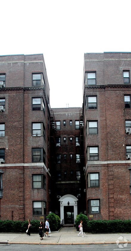 Foto principal - 95-08 Queens Blvd