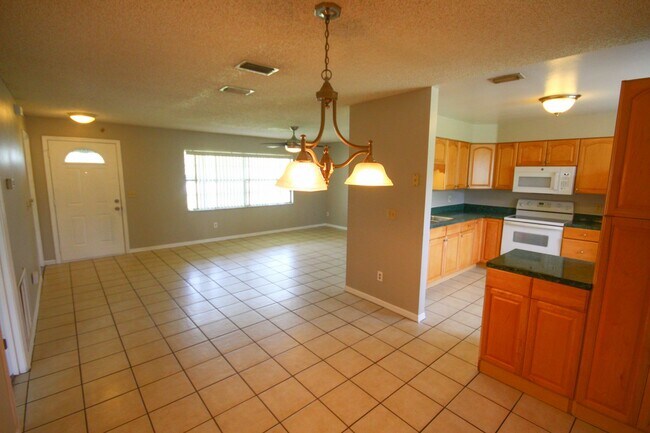 Foto del edificio - Lovely 3 Bedroom, 2 Bathroom Home in Deltona!!