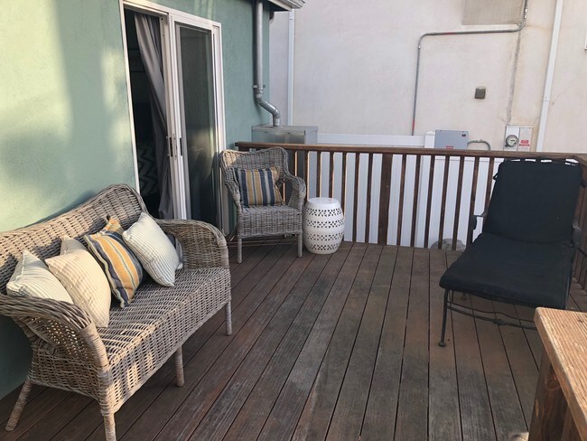 Terraza de madera de secuoya de 10 x 16 pies - 3401 Palm Ave