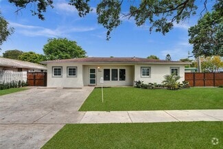 Building Photo - 2125 Alamanda Dr