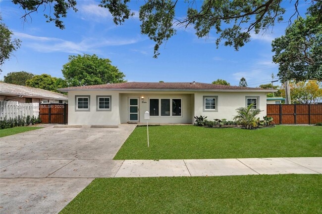 Building Photo - 2125 Alamanda Dr