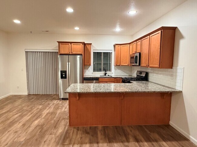 Foto del edificio - Beautiful Home w/Gas Fireplace, Plank Flooring, Fenced Yard, Garage, W/D & MORE!