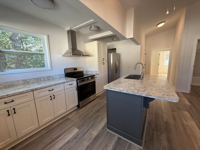 Building Photo - 1720 Aztec St