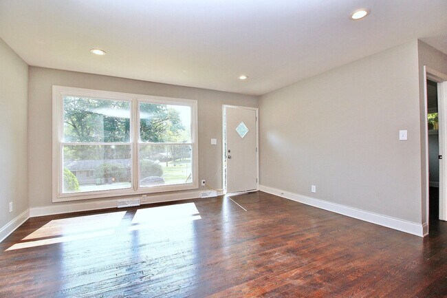 Foto del edificio - Impeccable 2 Bedroom, Fully Renovated in N...