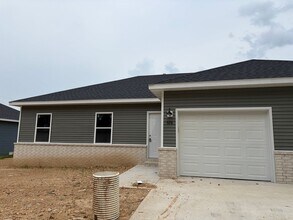 Building Photo - 578 N Airport Rd