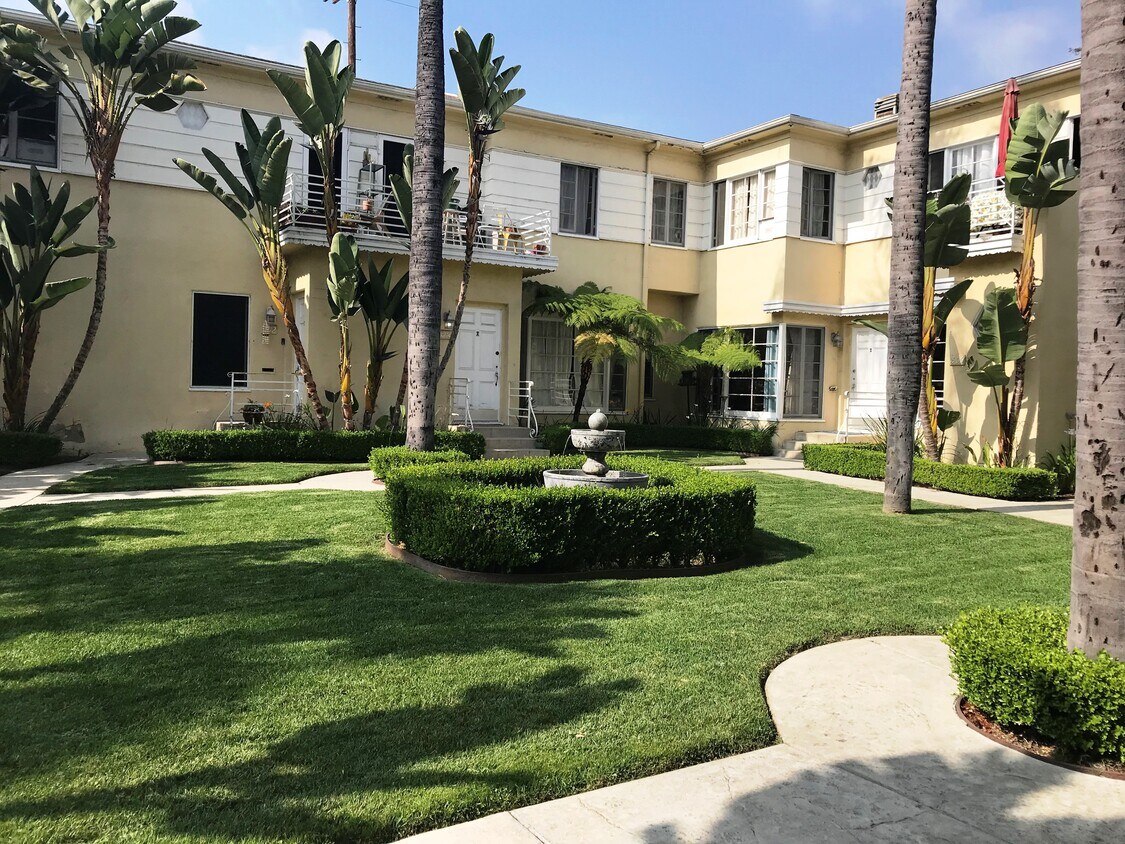 Courtyard - 1911 N Edgemont St