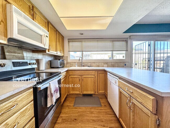 Foto del edificio - Lovely 3-Bedroom Townhome with Modern Comf...