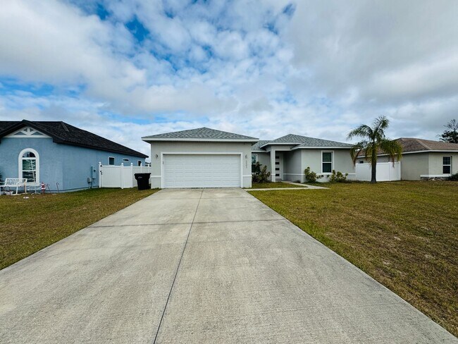 Foto del edificio - Gorgeous 4 Bed 2 Bath Home in Poinciana!