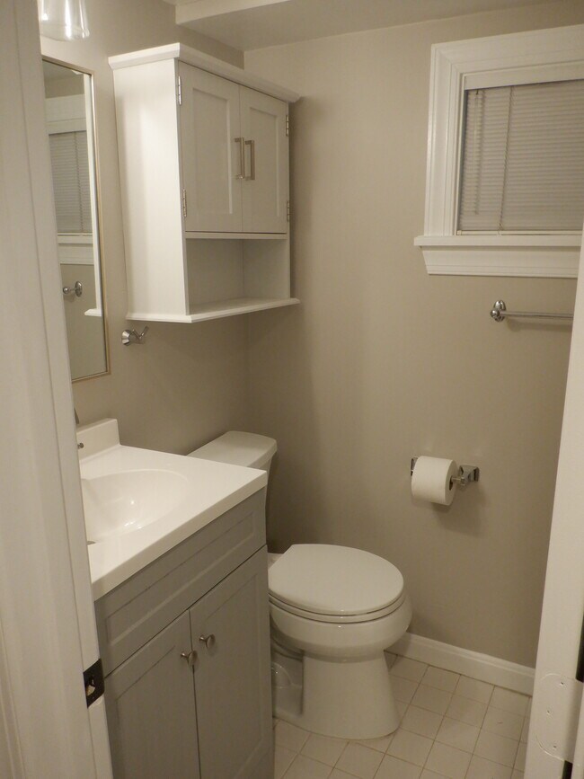 Full bath - 1021 7th St NE