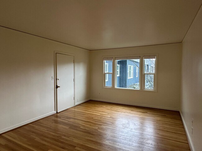 Photo - Spacious Top Floor 2 Bed, 1 Bath Vintage Gem! Apartment