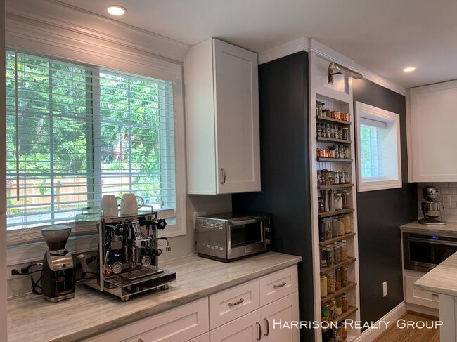 Foto del edificio - Desirable Updated Inside Beltline Ranch Home