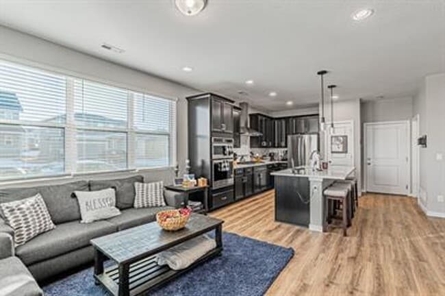 Building Photo - Modern 3 Bed/ 2.5 Bath Townhome in Sterling Ranch
