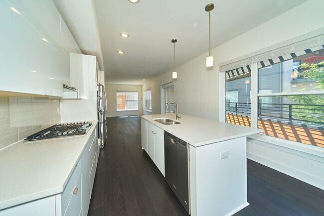 Building Photo - Sweet 2 Bed 2 Full Bath Downtown Indy Condo with Balcony Views!