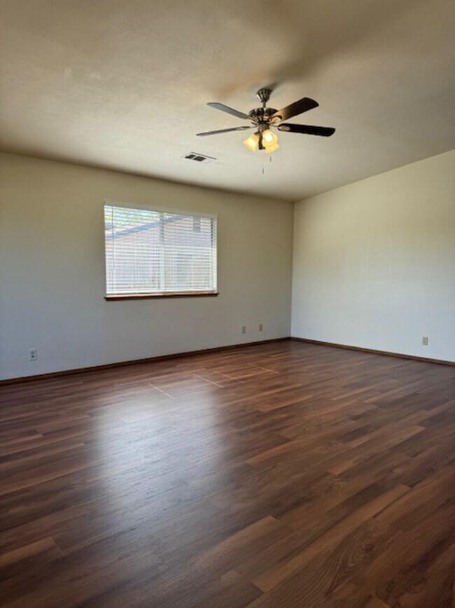 Building Photo - Lake Forest Estates- 3 Bedroom with Mounta...