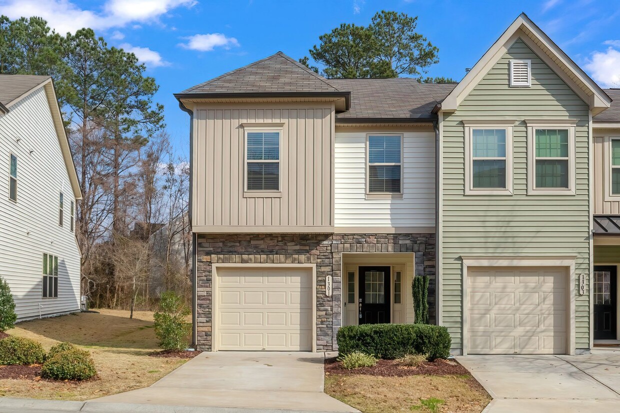 Foto principal - End unit Townhome near DT Raleigh