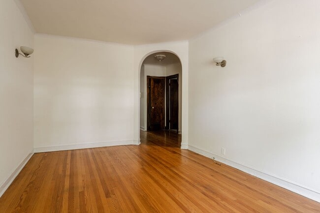 Building Photo - Ravenswood - 1 Bed / 1 Bath - Heat Included