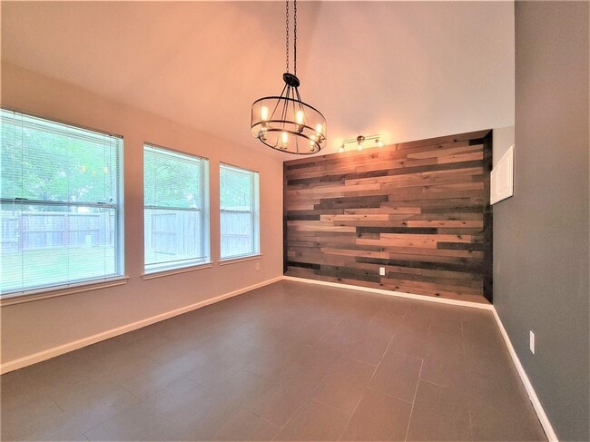 Foto del edificio - 5303 Hill Timbers Dr