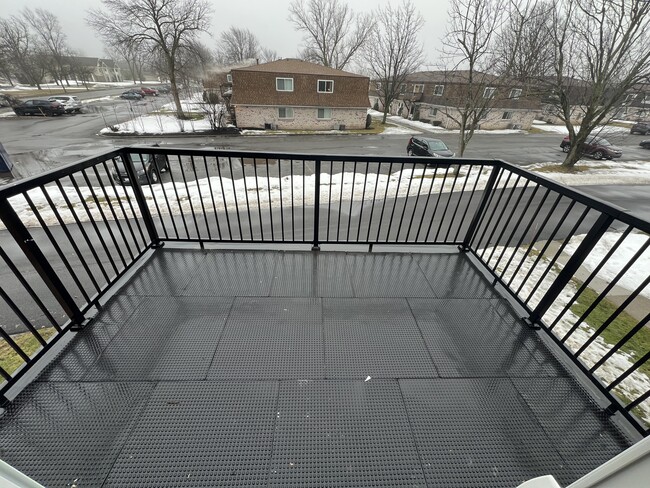 2RB, 1BA - 881SF - Balcony - Fountainview East Apartments