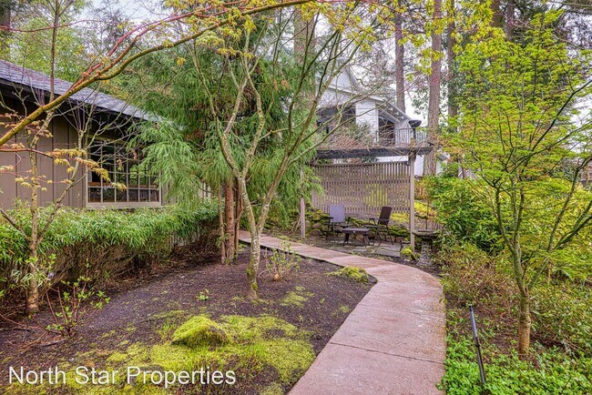 Building Photo - 2 br, 2.5 bath House - 814 Lakeshore Road
