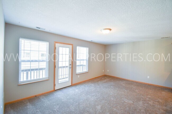 Building Photo - Two Bedroom, Two Bath townhome in Pleasant...