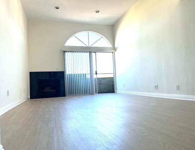 High ceilings - living room - Magnolia Terrace Apartments