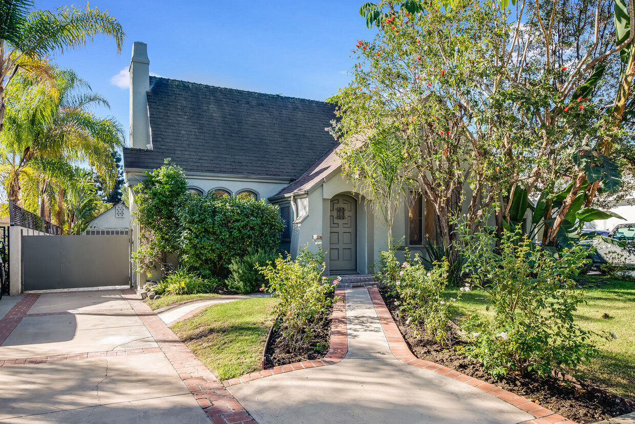 Primary Photo - 6630 Moore Dr