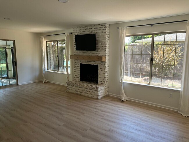 Foto del edificio - Experience Tranquil Living on Nearly Half ...