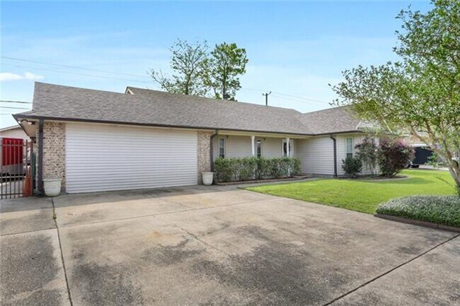 Building Photo - Updated Ranch style home with above ground...