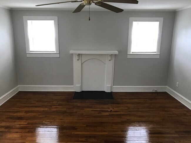Building Photo - Charming 3bd 1 ba Home