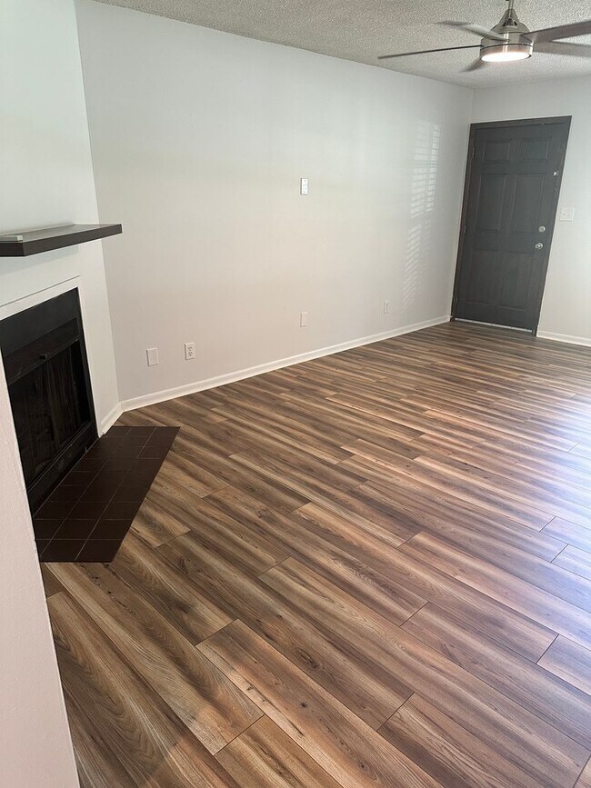 Foto del edificio - 2BD/2B Duplex in Excellent Location!!