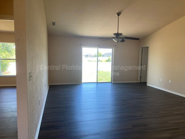 Foto del edificio - 250 Highland Meadows Ct