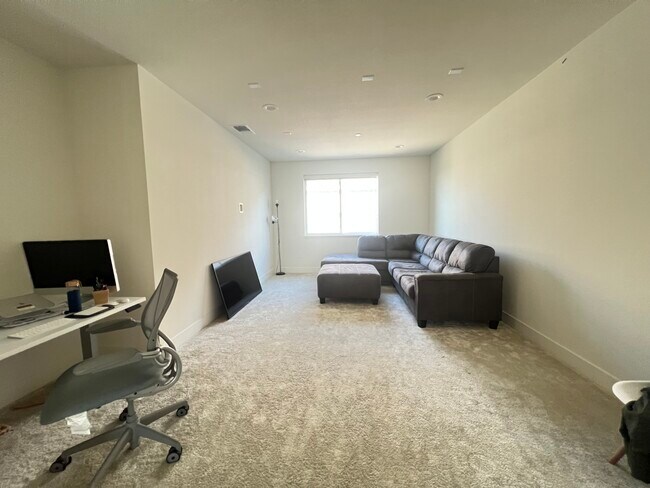 Foto del edificio - 4570 Miner Dr