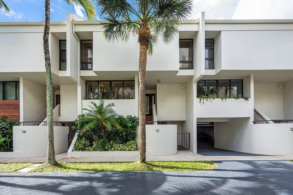 Primary Photo - 2335 S Ocean Blvd