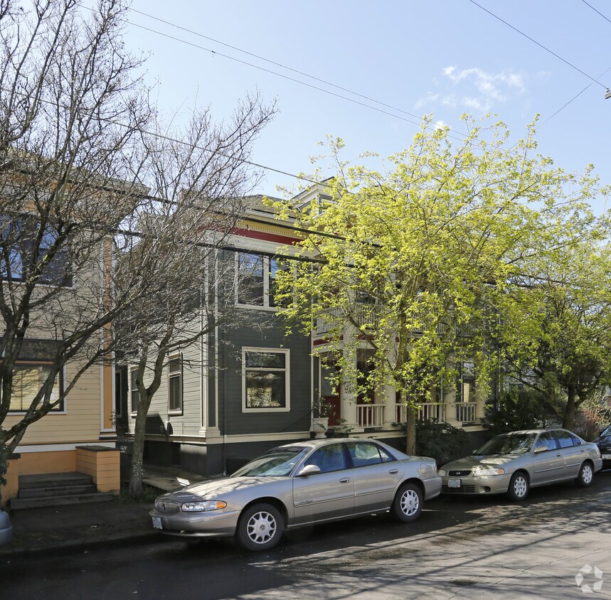 Primary Photo - 822-828 NE Hancock St