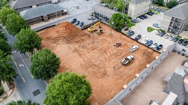 Building Photo - $1600 per bedroom - Available August 2026 – 5BR/5.5BA Luxury Townhome Near UA & Bryant Denny Stadium