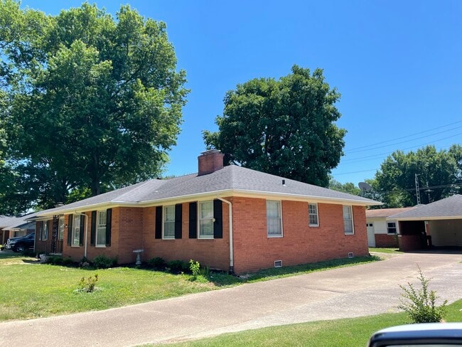Building Photo - 2170 N Stratford Dr