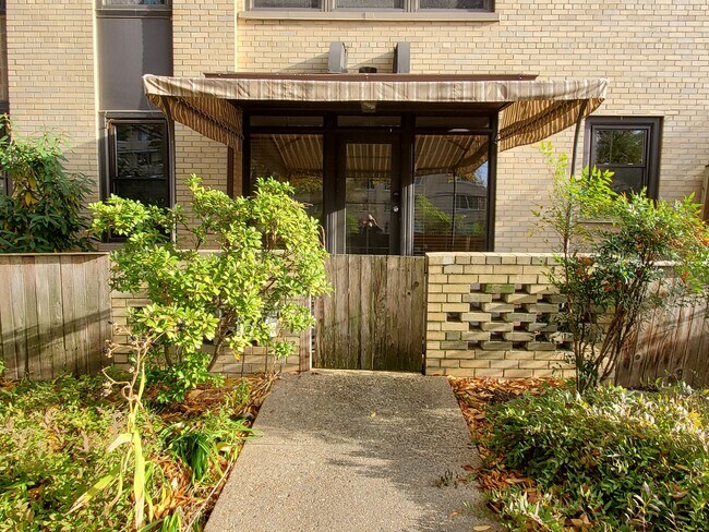 Private Entrance - 3901 Cathedral Ave NW