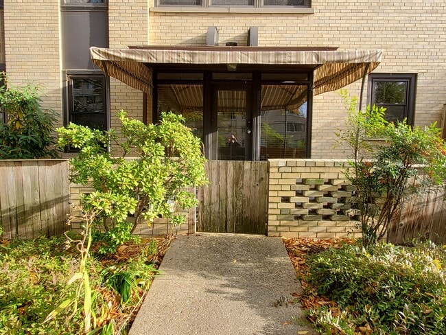Private Entrance - 3901 Cathedral Ave NW