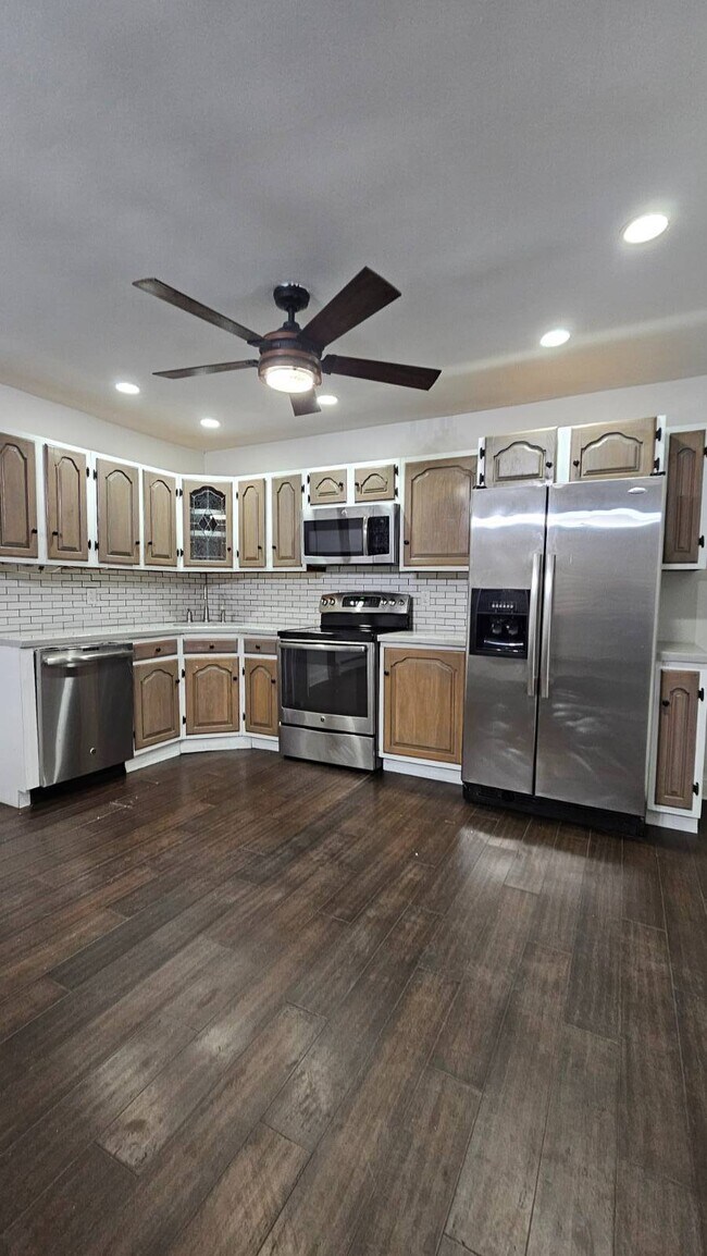 Building Photo - 5 Ontario Dr