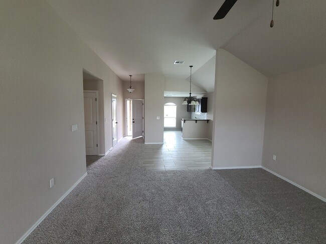 Building Photo - 3 bed 2 bath in Yukon! Stunning finishes, ...
