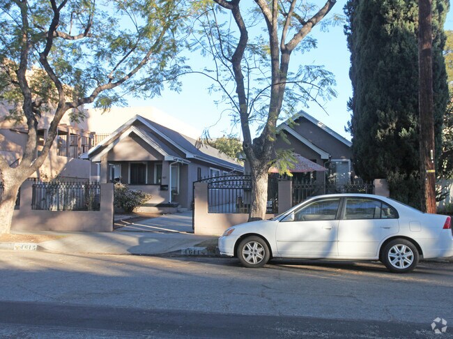 Foto del edificio - 4611-4613 Russell Ave
