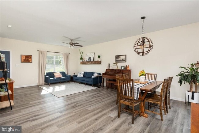 Foto del edificio - 321 Whispering Echos Dr