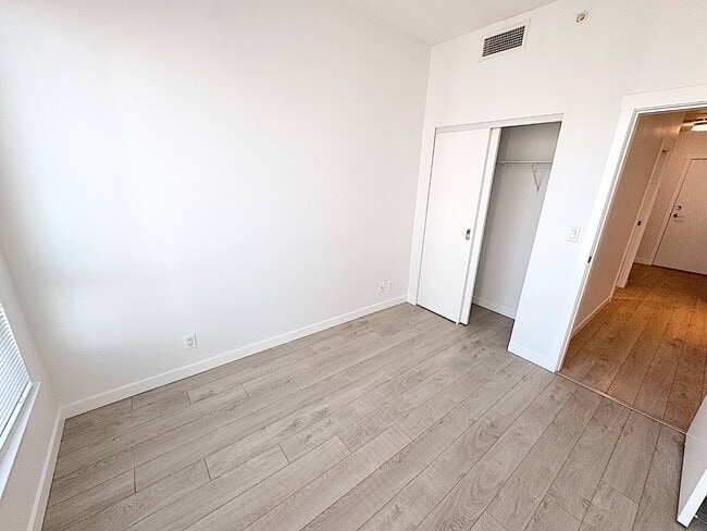 Building Photo - Centre West - 1801