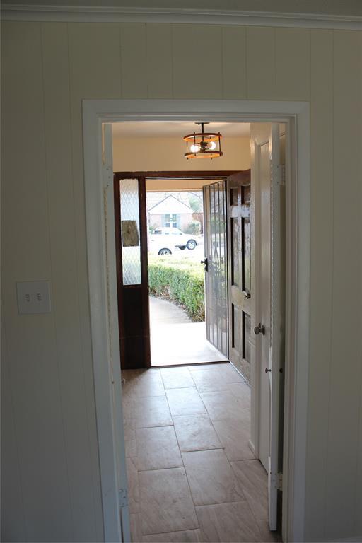 Primary Photo - 104 S Lois Ln
